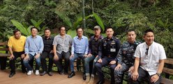 Mario Kleff(center) in 2018 in meeting with Air Vice-Marshal Dr Santi Srisermphoak, Thai: <span lang=th>สันติ ศรีเสริมโภค</span> (center left) <span lang=th>and ฉกรรจ์ คันธชมภู</span> (center right)