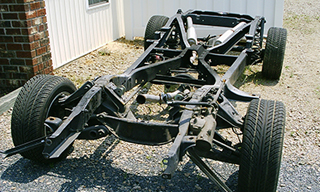 Motor vehicle chassis with its suspension, exhaust system, and steering box