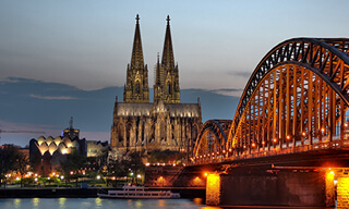 Kölner Dom und Hohenzollernbrücke in der Abenddämmerung