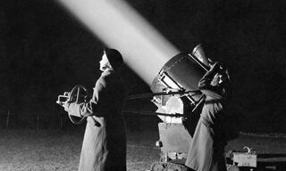 ATS officers-in-training crew a 90 cm searchlight in Western Command, 1944