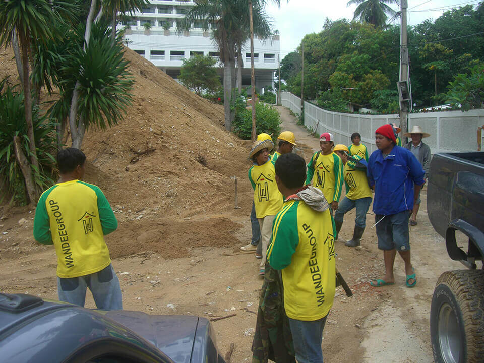 Wandeegroup workers getting ready for work on Showroom Wong Amat Tower